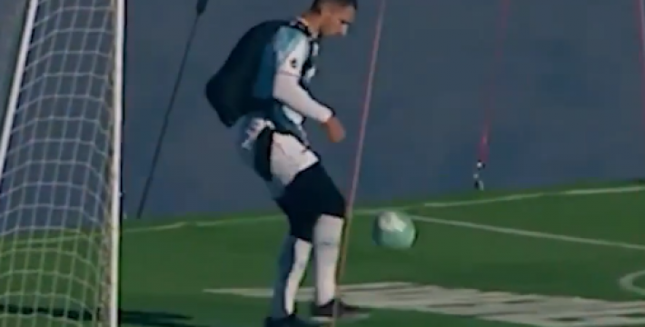 看的我心惊胆战！网红百米高空踢球