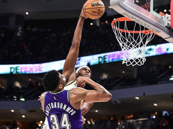 步行者球员迈尔斯-特纳隔扣雄鹿球员扬尼斯-阿德托昆博的