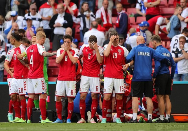 克亚尔让队友围成人墙保护埃里克森