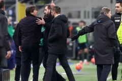 孔蒂被罚下后怒吼第四官员 随后被强行带出场边