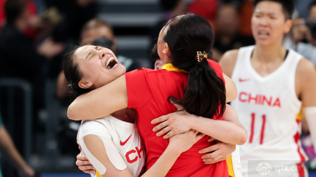 中国女篮球员王思雨拥抱主教练郑薇