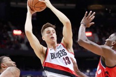 开拓者执行科林斯和安芬尼西蒙斯的球队选项