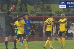 张呈栋不满判罚追着边裁骂 被裁判直接出示红牌
