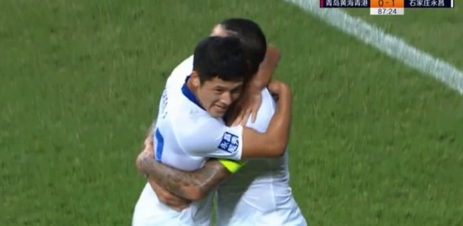 陈蒲拥抱送出助攻的马修斯