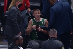 凯尔特人球迷拿水瓶砸欧文 此前多次上演类似恶劣事件