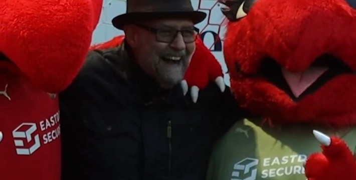 英甲球迷踢中横梁喜提15000英镑奖金