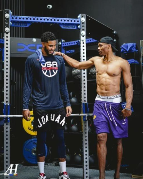 威少身穿湖人球裤