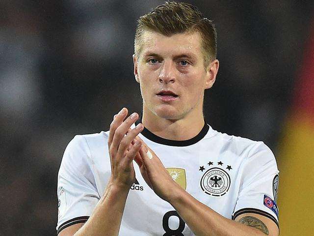 勒夫携带博阿腾克罗斯出席发布会 博阿滕：第一场我们还没输过