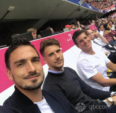 胡梅尔斯和格雷兹卡未能上场 穿便服现场观战